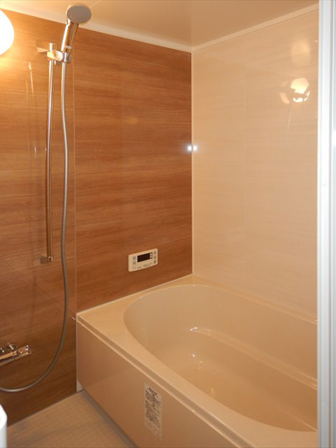 シンプルながらも機能性の高い浴室：LIXIL リノビオV｜豊中市