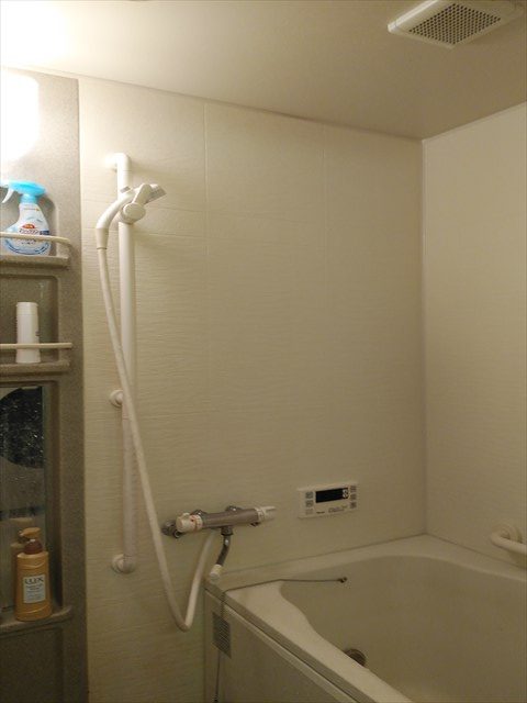 シンプルながらも機能性の高い浴室：LIXIL リノビオV｜豊中市