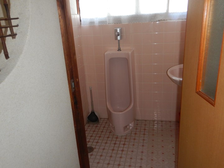 使わない小便器を撤去して広く使えるトイレ：LIXIL サティスG｜摂津市