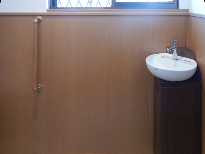 使わない小便器を撤去して広く使えるトイレ：LIXIL サティスG｜摂津市