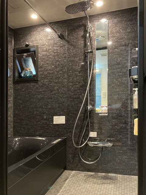 ブラックコーデでホテルのような浴室：LIXIL スパージュ｜吹田市