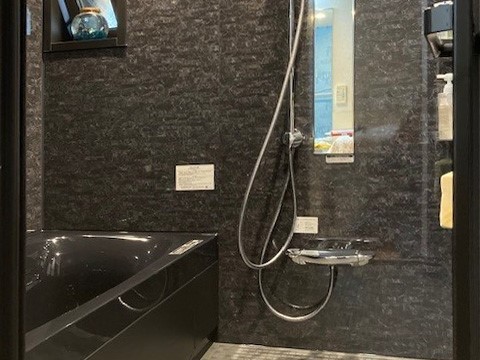 ブラックコーデでホテルのような浴室：LIXIL スパージュ｜吹田市