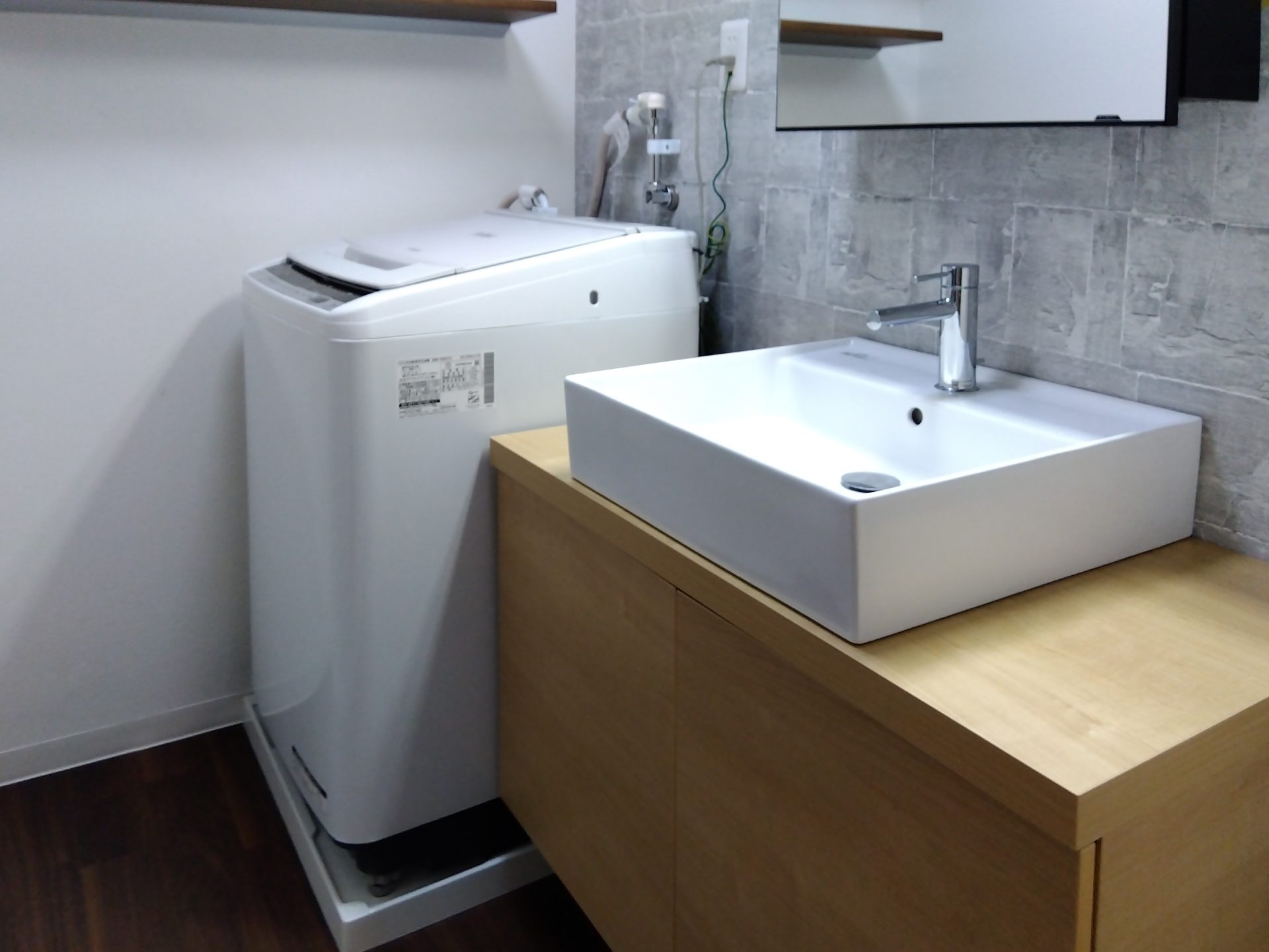 すっきり納まるコンパクトな奥行き洗面：LIXIL  洗面化粧台　エスタ｜茨木市