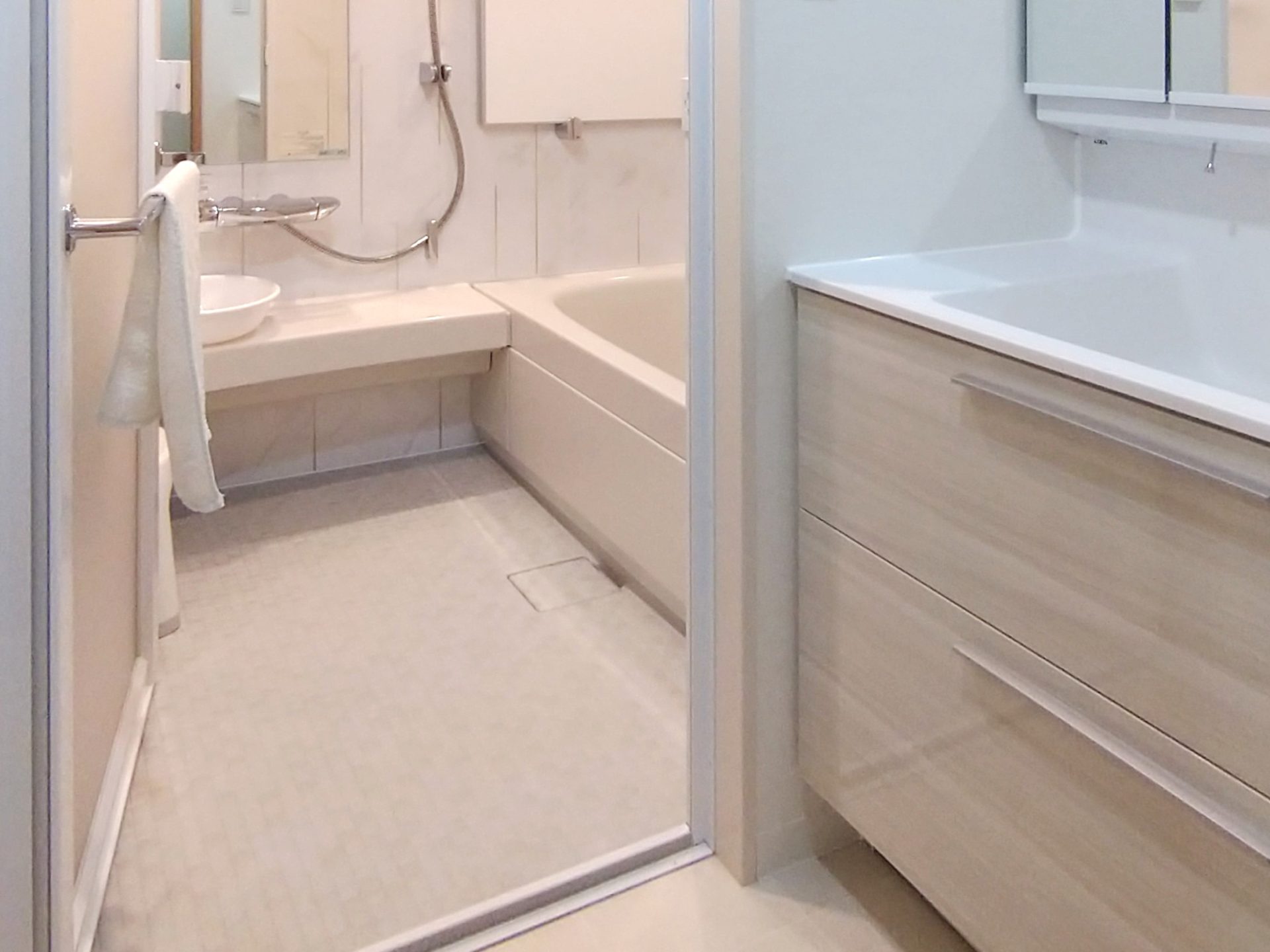 明るく柔らかな印象の浴室、洗面へ｜LIXIL スパージュ、クレヴィ：吹田市
