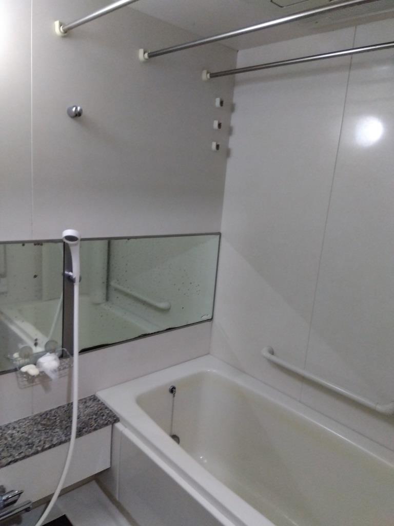 明るく柔らかな印象の浴室、洗面へ｜LIXIL スパージュ、クレヴィ：吹田市