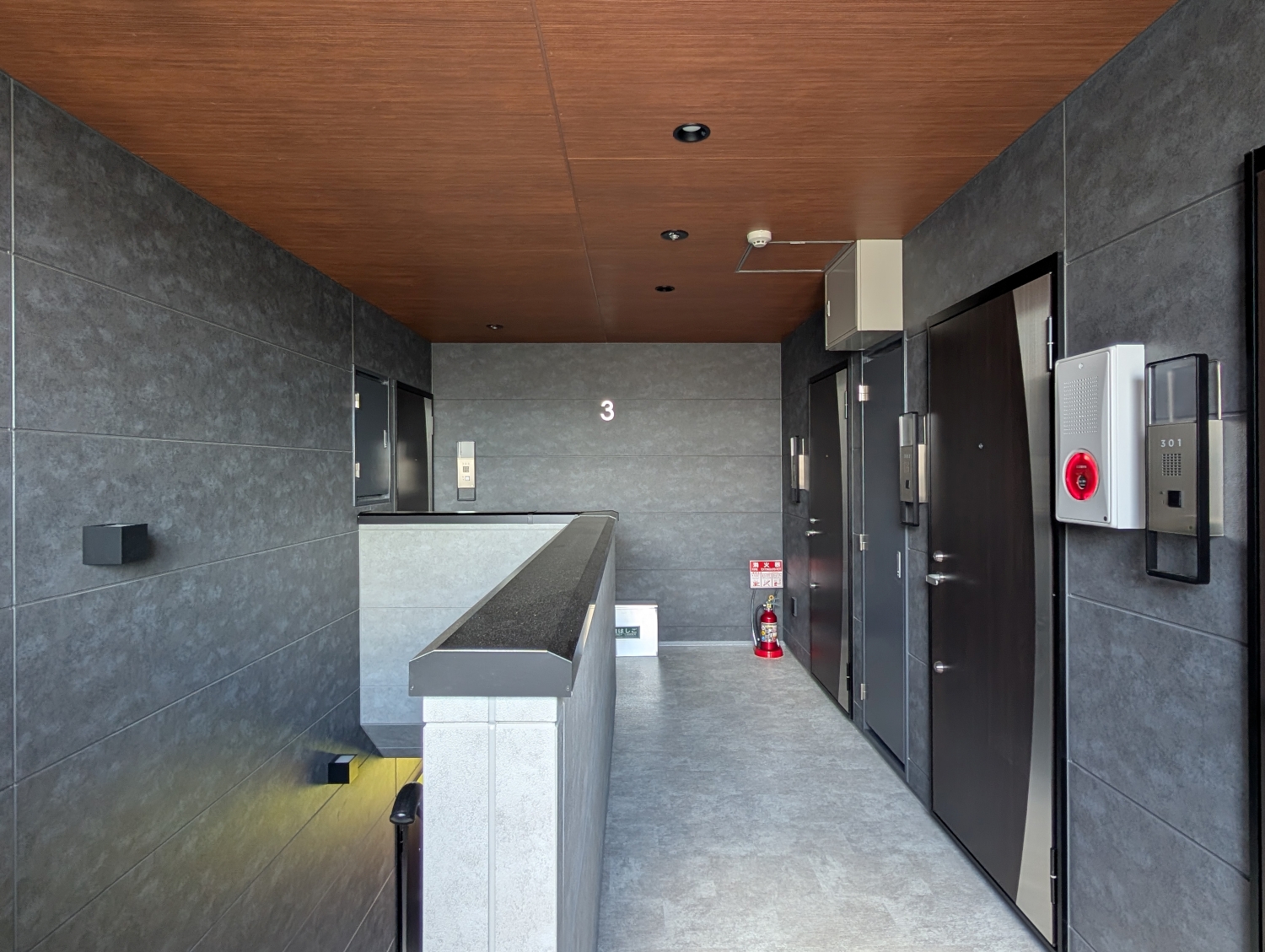 洗練された外観と快適な住空間、新築木造3階建て共同住宅：尼崎市