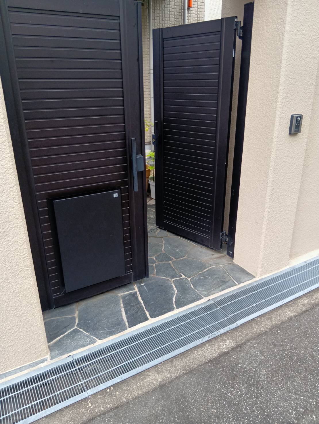 LIXIL宅配ボックスKNで、暮らしになじむ玄関まわりに：池田市