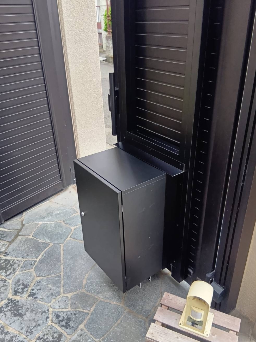 LIXIL宅配ボックスKNで、暮らしになじむ玄関まわりに：池田市