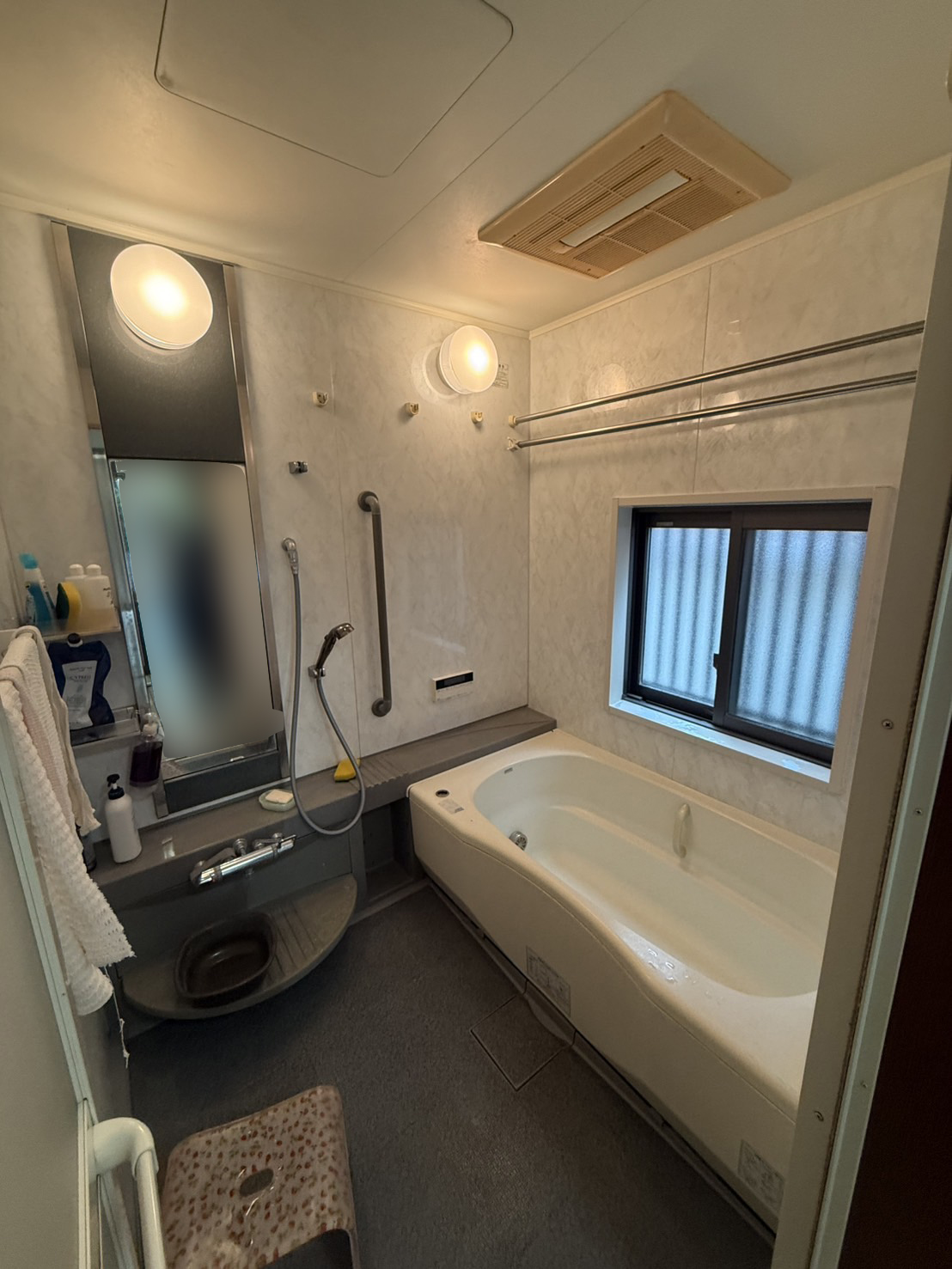 お気に入りの灯りがともる、上品な洗面・浴室:箕面市