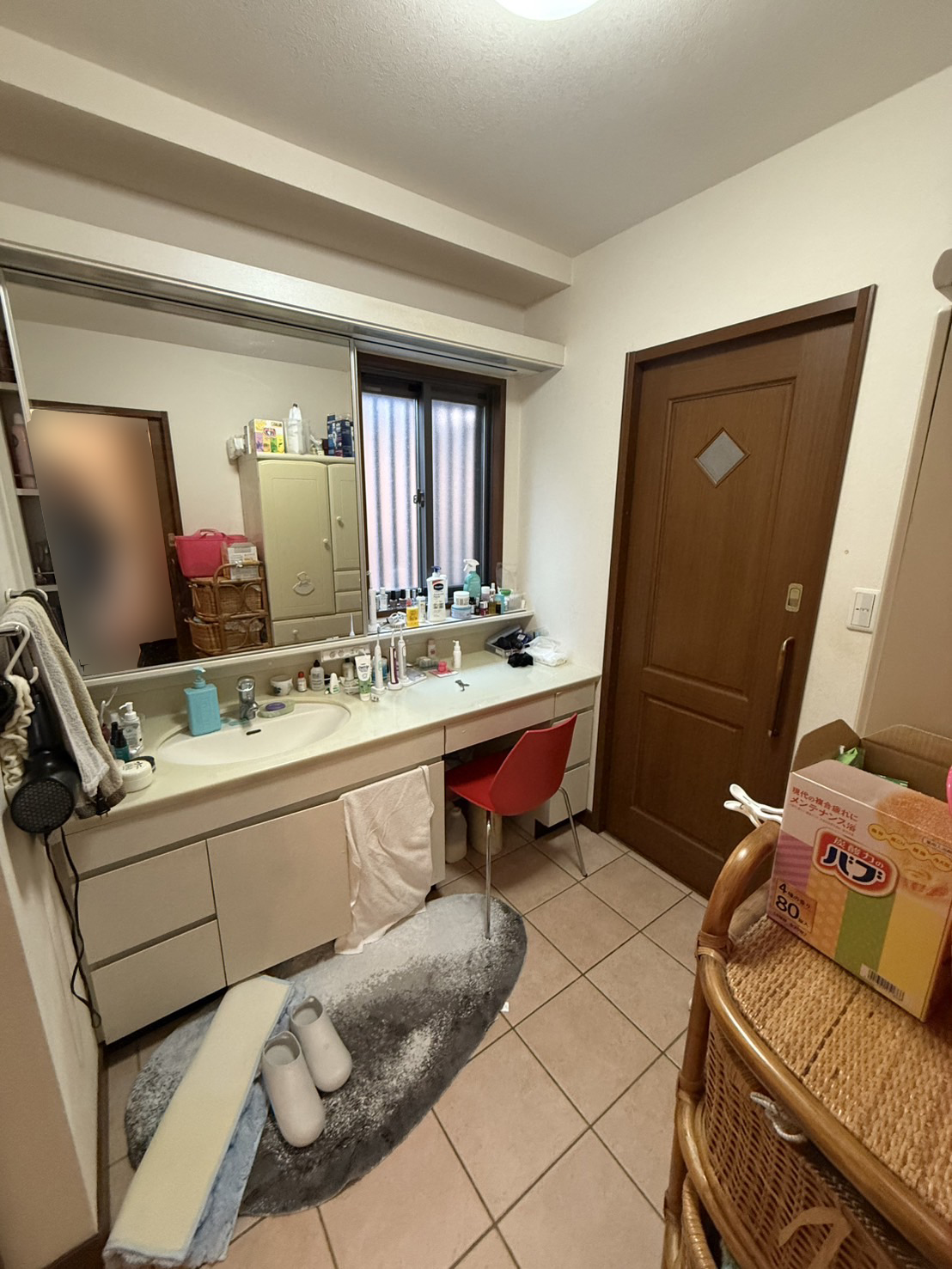 お気に入りの灯りがともる、上品な洗面・浴室:箕面市