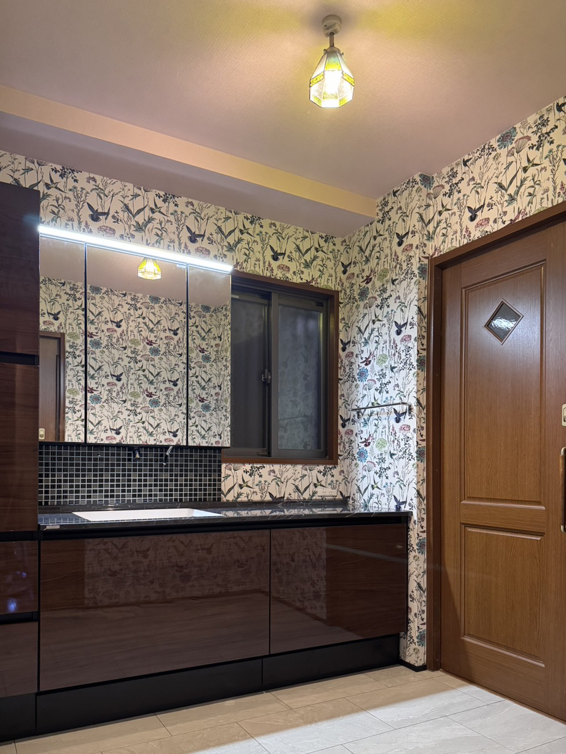 お気に入りの灯りがともる、上品な洗面・浴室:箕面市