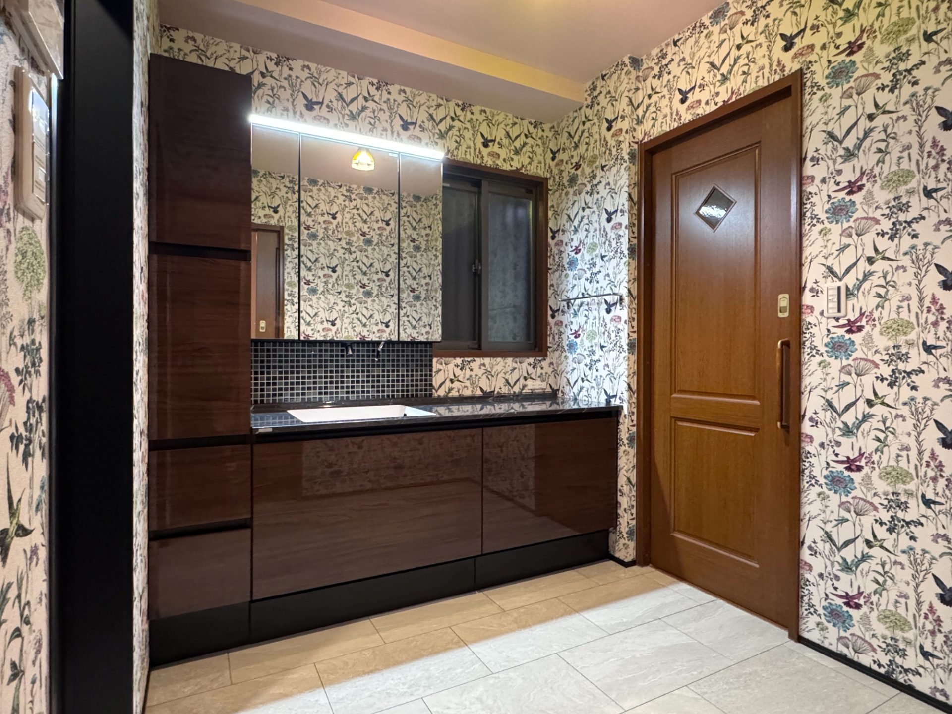 お気に入りの灯りがともる、上品な洗面・浴室:箕面市