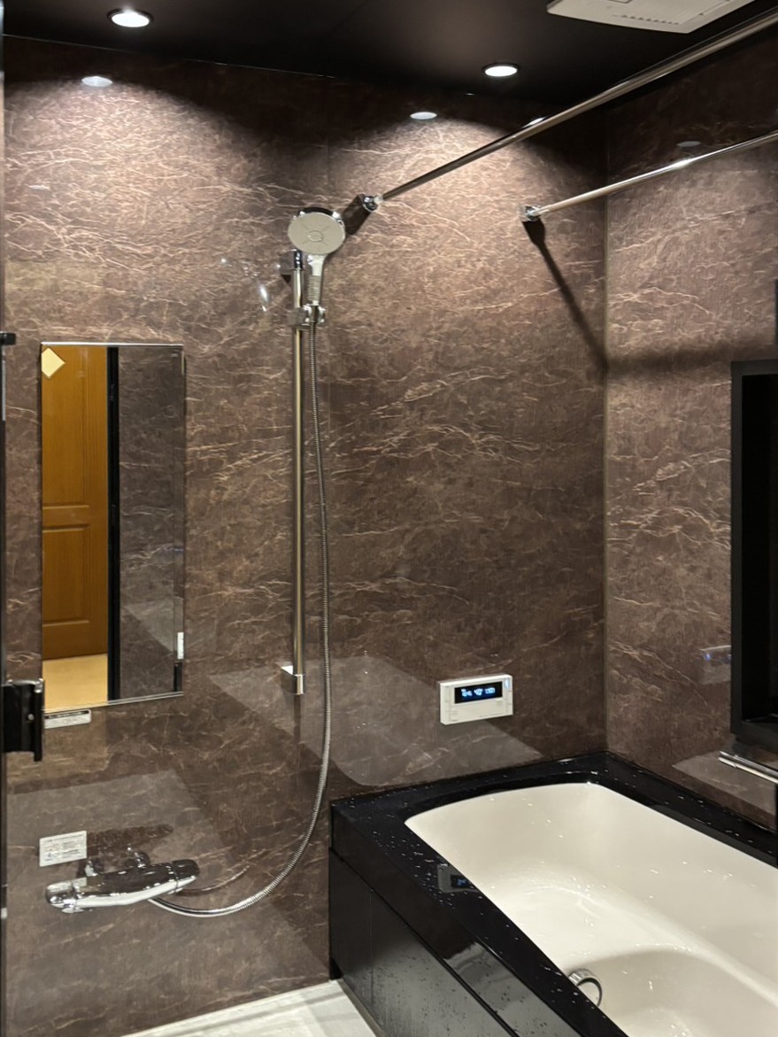 お気に入りの灯りがともる、上品な洗面・浴室:箕面市