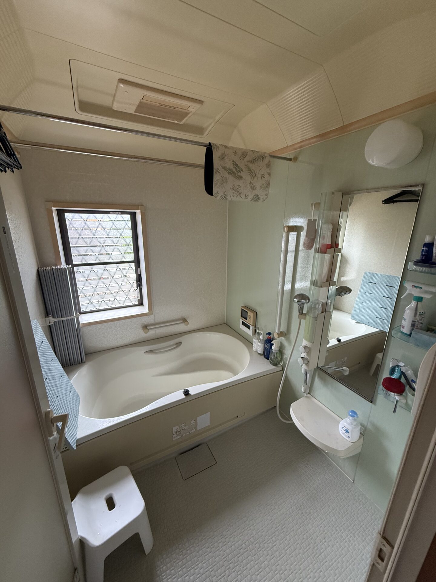 わんちゃんにもやさしい床と、グレートーンで整える水まわり：豊中市