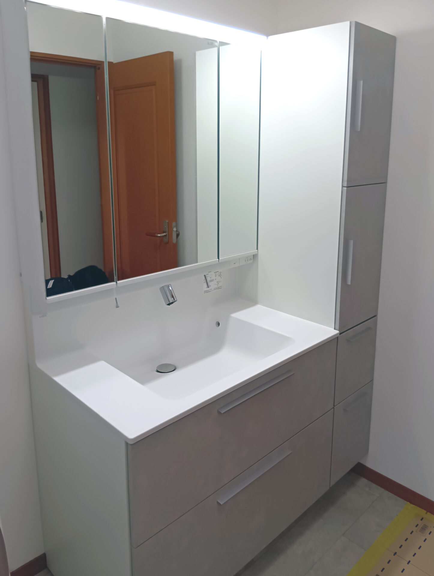 わんちゃんにもやさしい床と、グレートーンで整える水まわり：豊中市