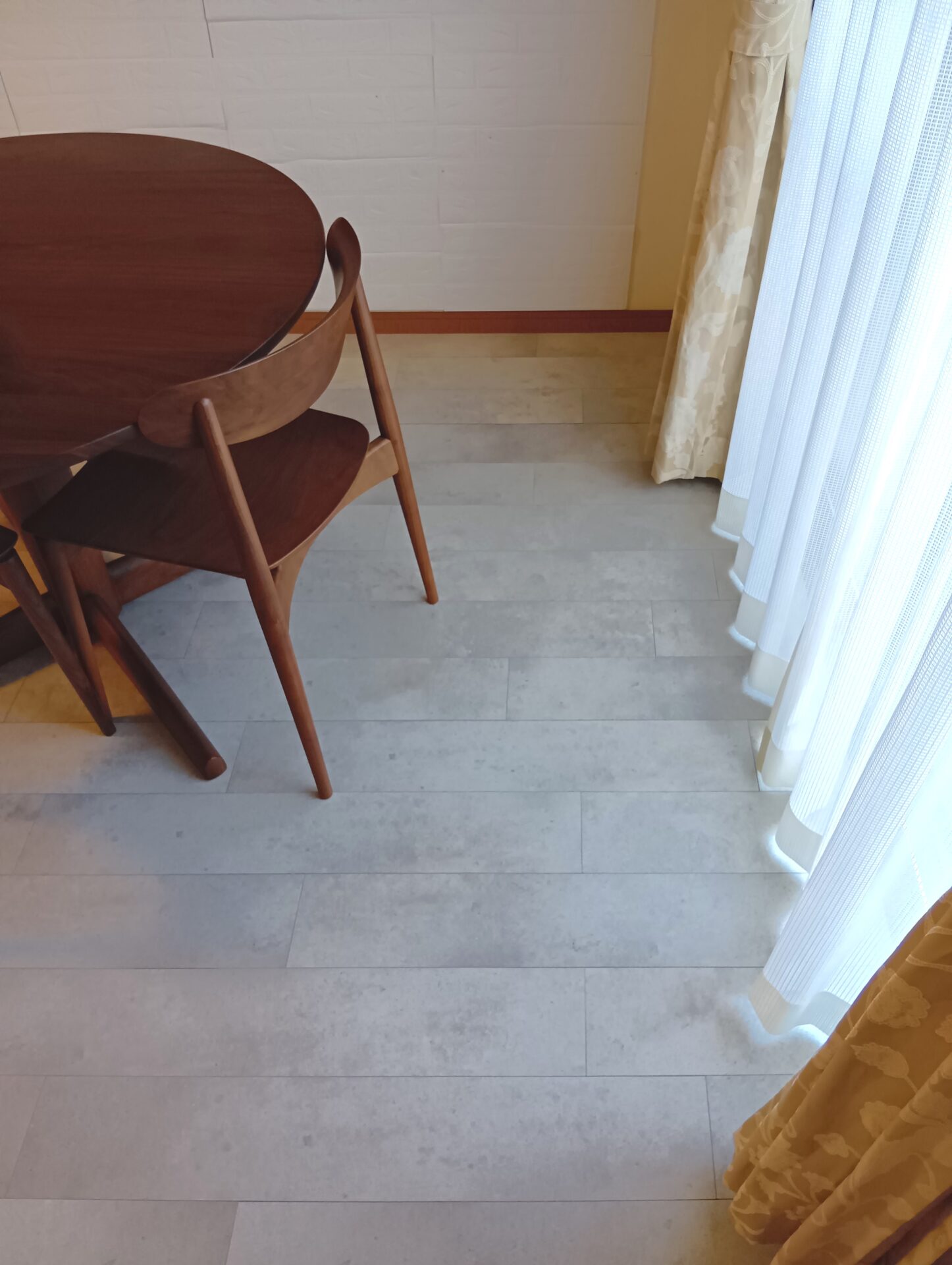 わんちゃんにもやさしい床と、グレートーンで整える水まわり：豊中市