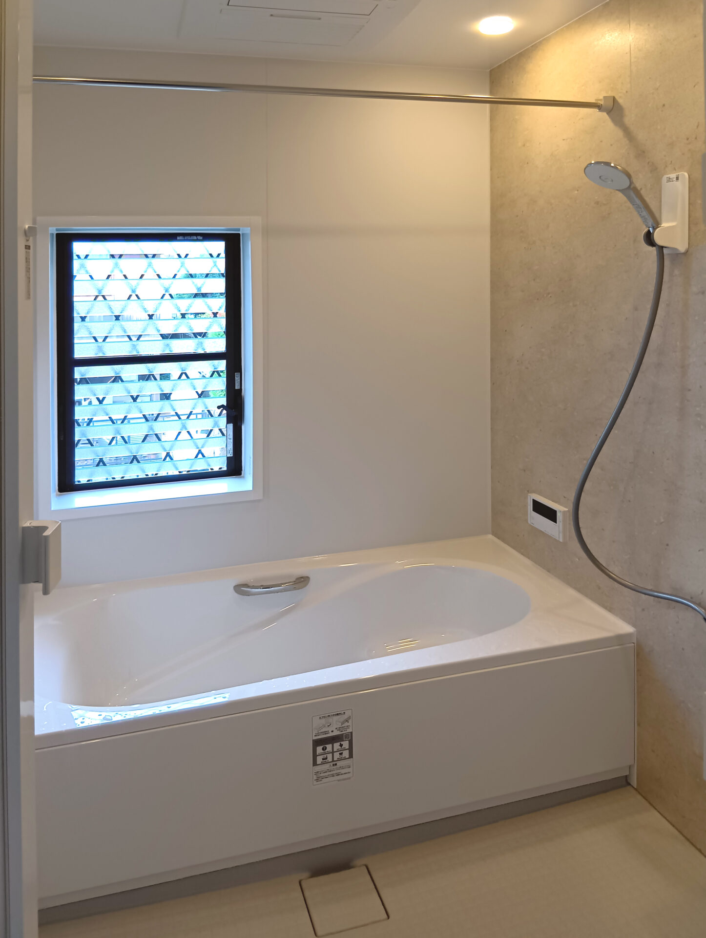 わんちゃんにもやさしい床と、グレートーンで整える水まわり：豊中市